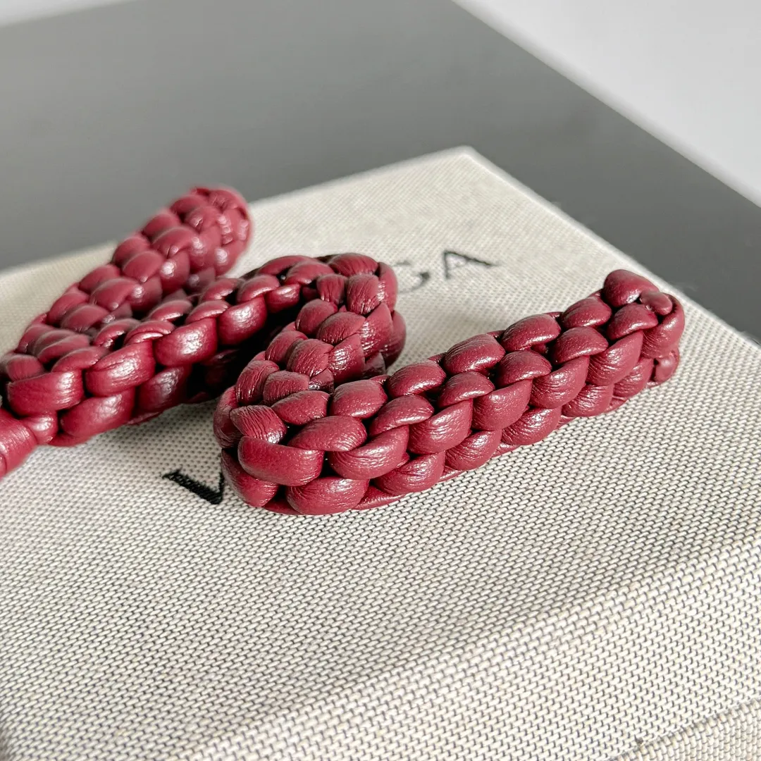Batch 420 Let’s see what new cute little thing BV has released~ It’s this letter pendant, which is different from the puppy pendant. The weaving of this letter is more three-dimensional, and the material is very solid, and it is not easy to deform even if it is folded. Style number: M